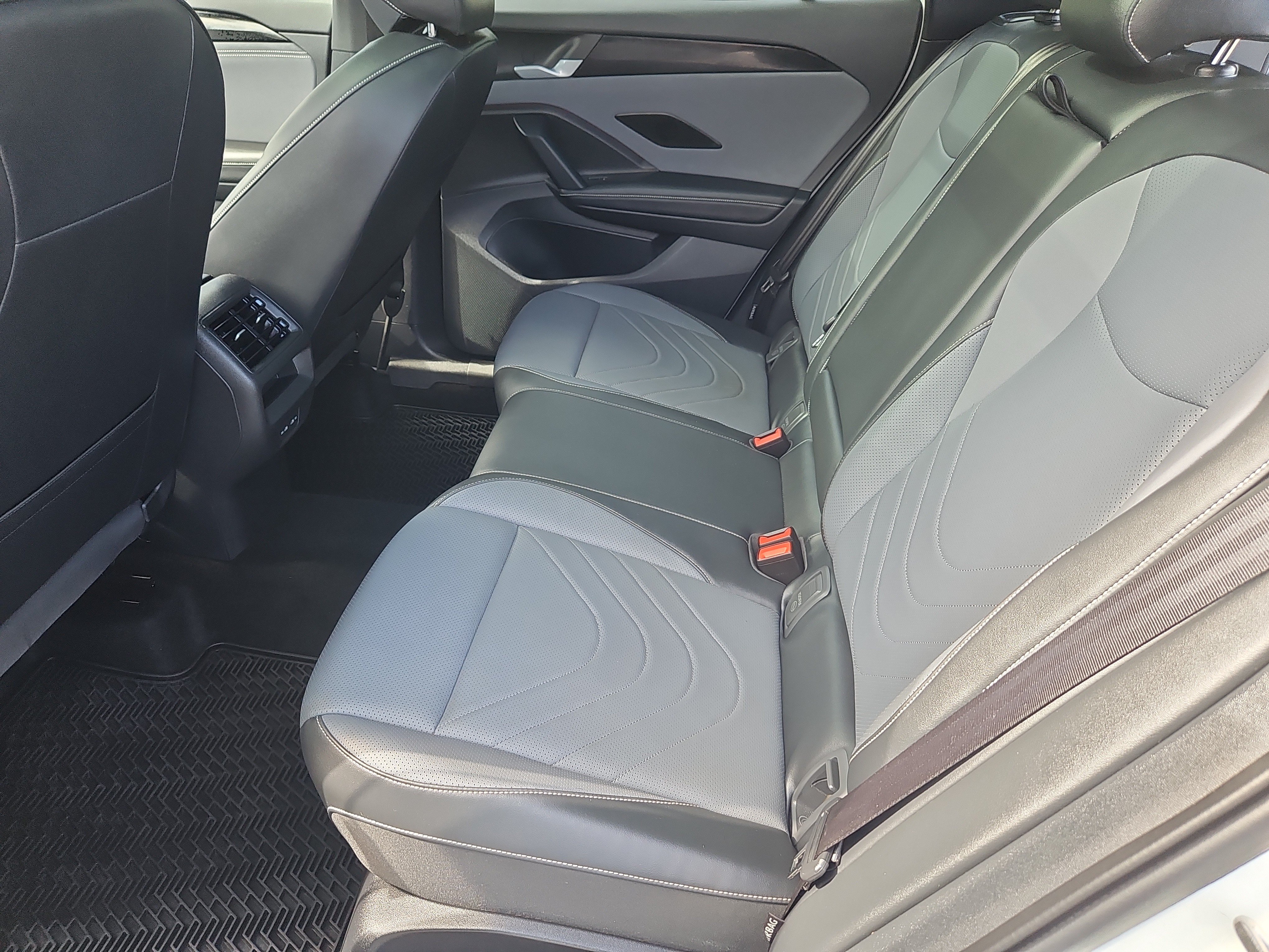 Used 2025 Volkswagen Tiguan SE R-Line AWD/4WD image 32