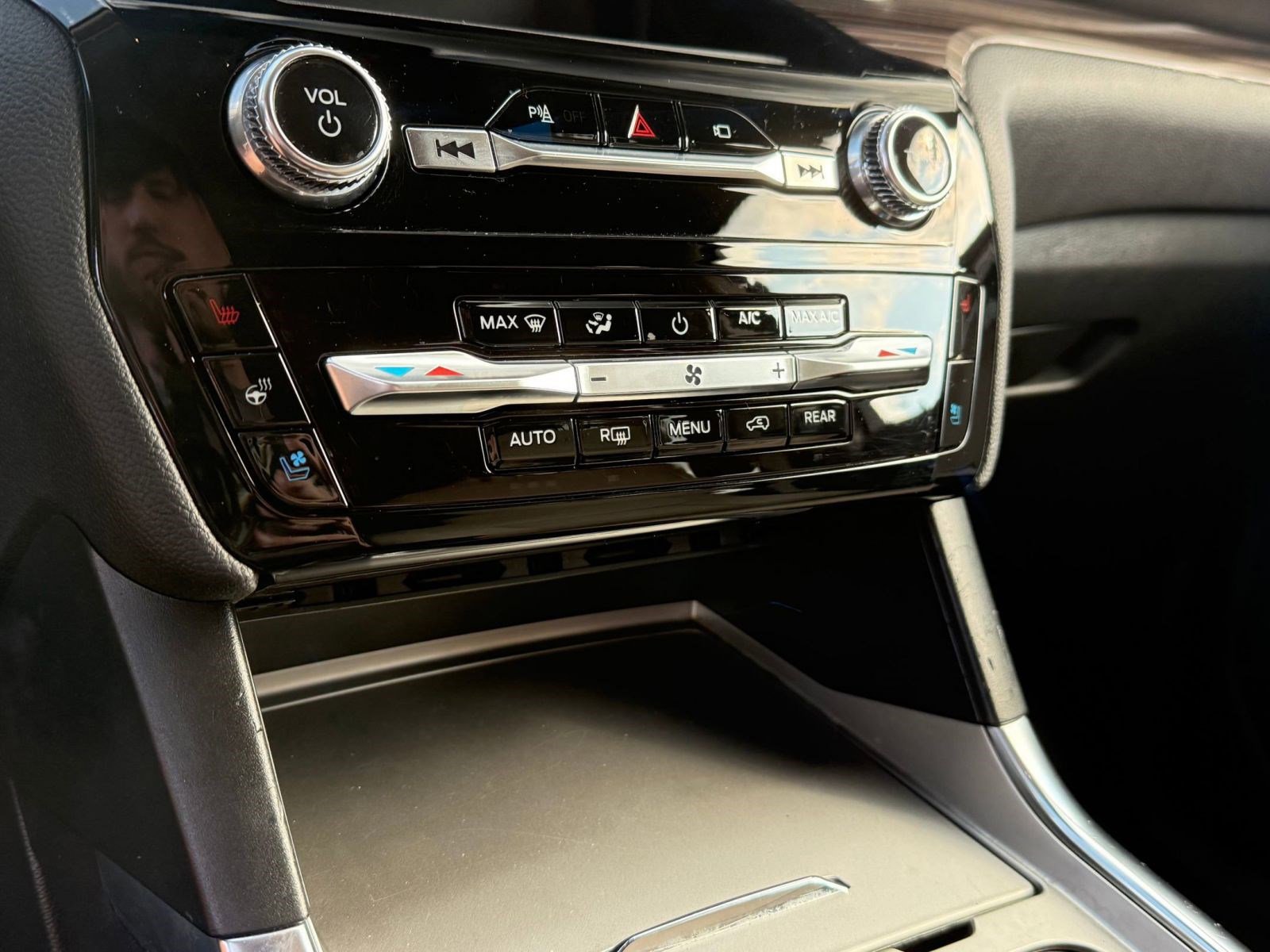 Used 2023 Ford Explorer Limited image 18