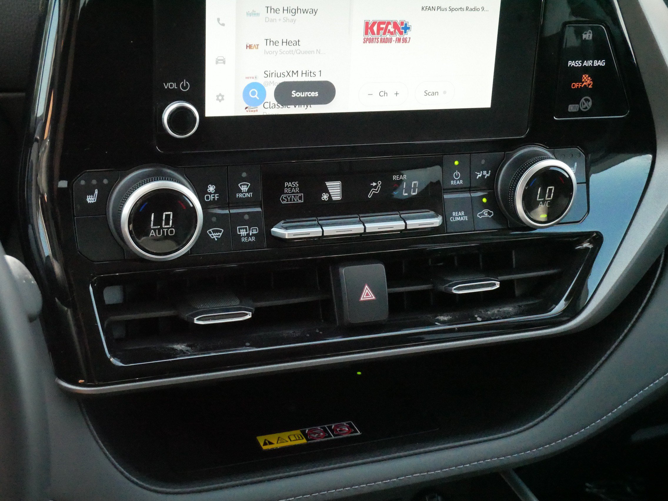 Used 2025 Toyota Highlander XLE AWD/4WD image 23