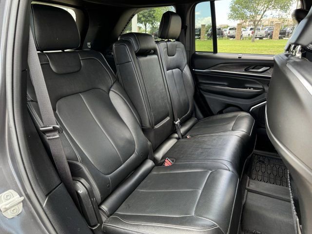 Used 2023 Jeep Grand Cherokee Overland w/ Luxury Tech Group IV AWD/4WD image 32