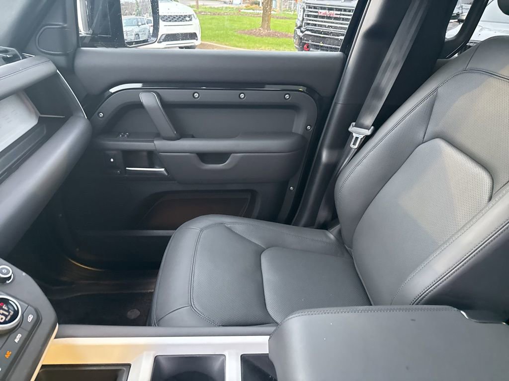 Used 2025 Land Rover Defender 130 X-Dynamic SE image 12