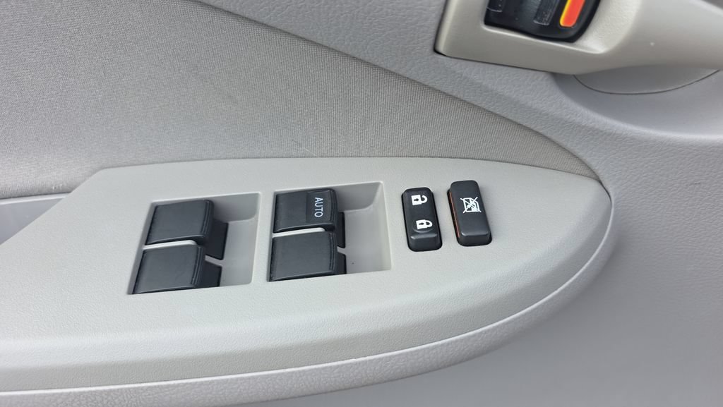 Used 2013 Toyota Corolla L FWD image 17