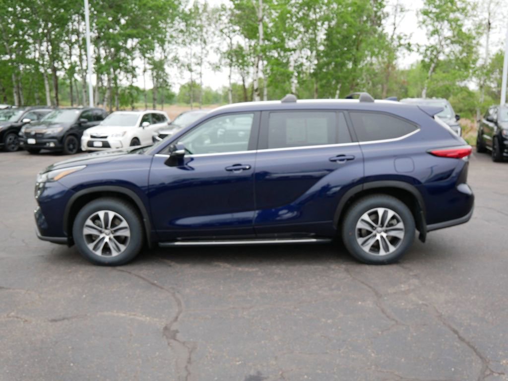 Used 2022 Toyota Highlander XLE AWD/4WD image 7