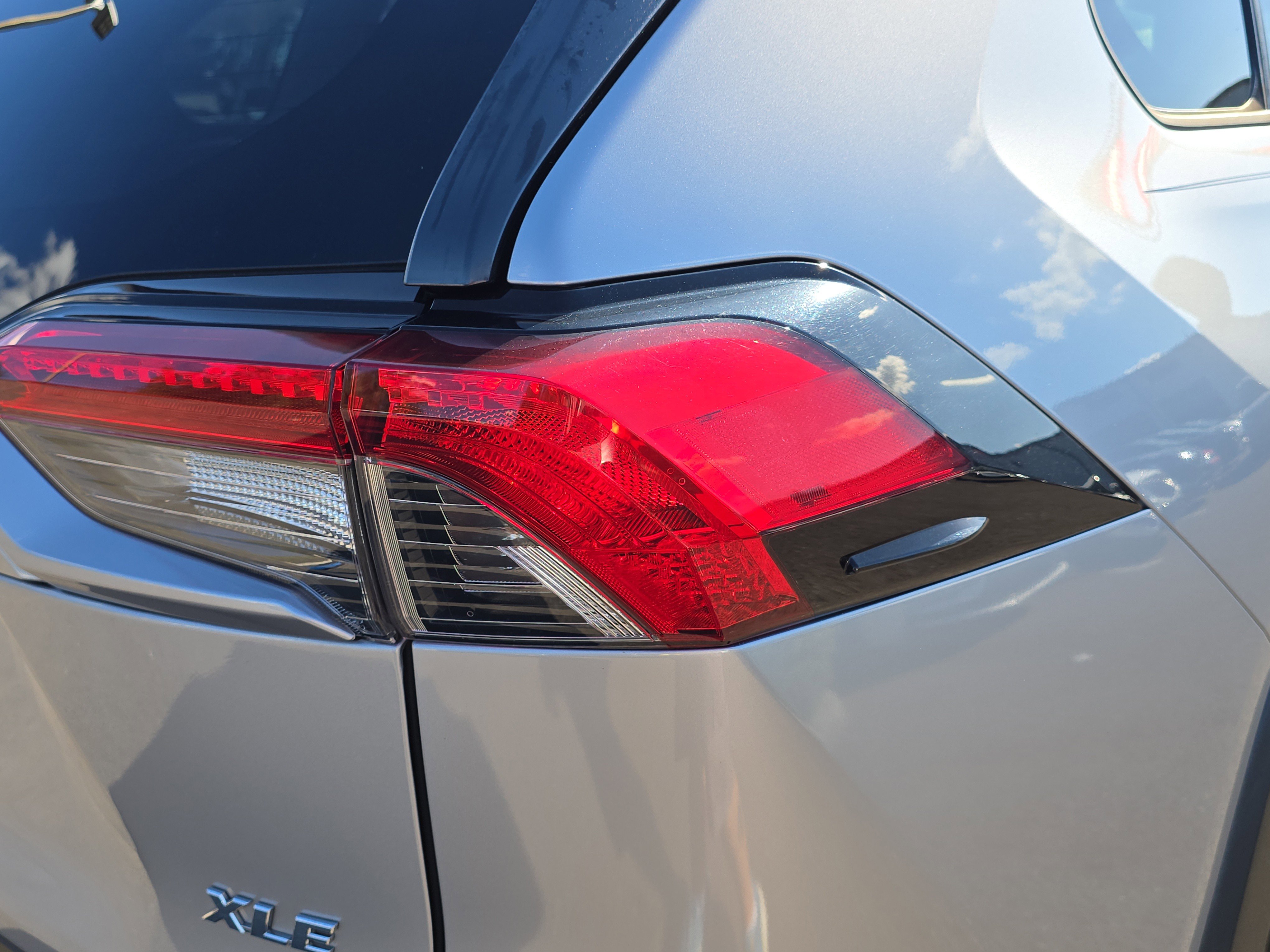 Used 2020 Toyota RAV4 XLE Premium image 11