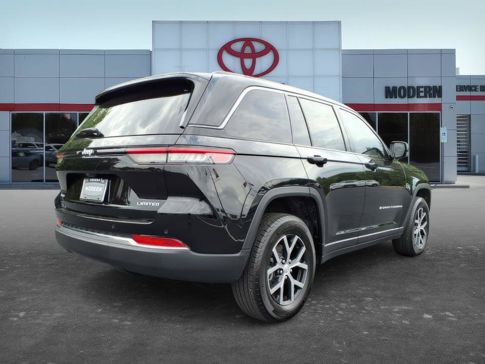 Used 2025 Jeep Grand Cherokee Limited AWD/4WD image 7