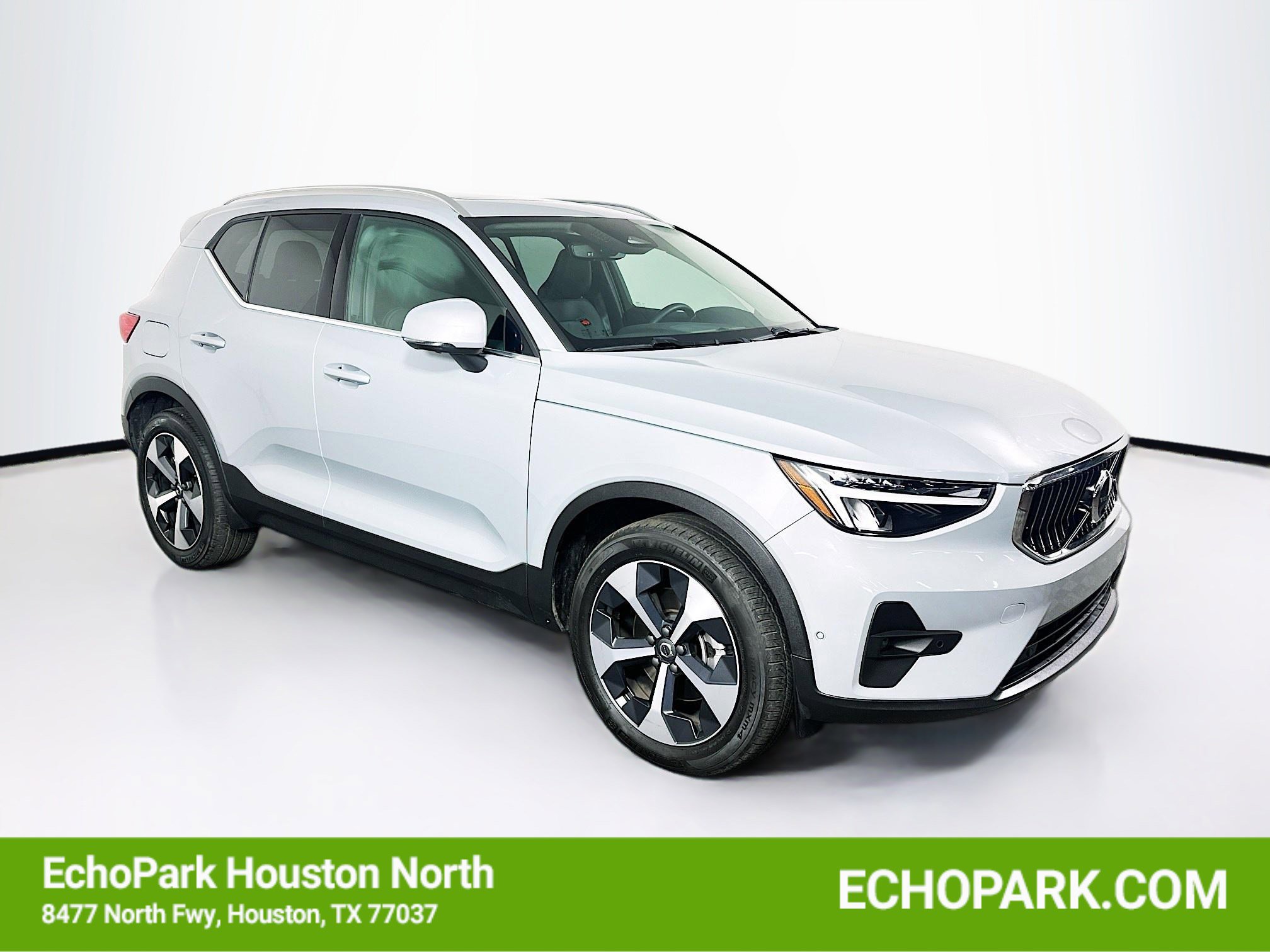 Used 2025 Volvo XC40 B5 Plus image 1