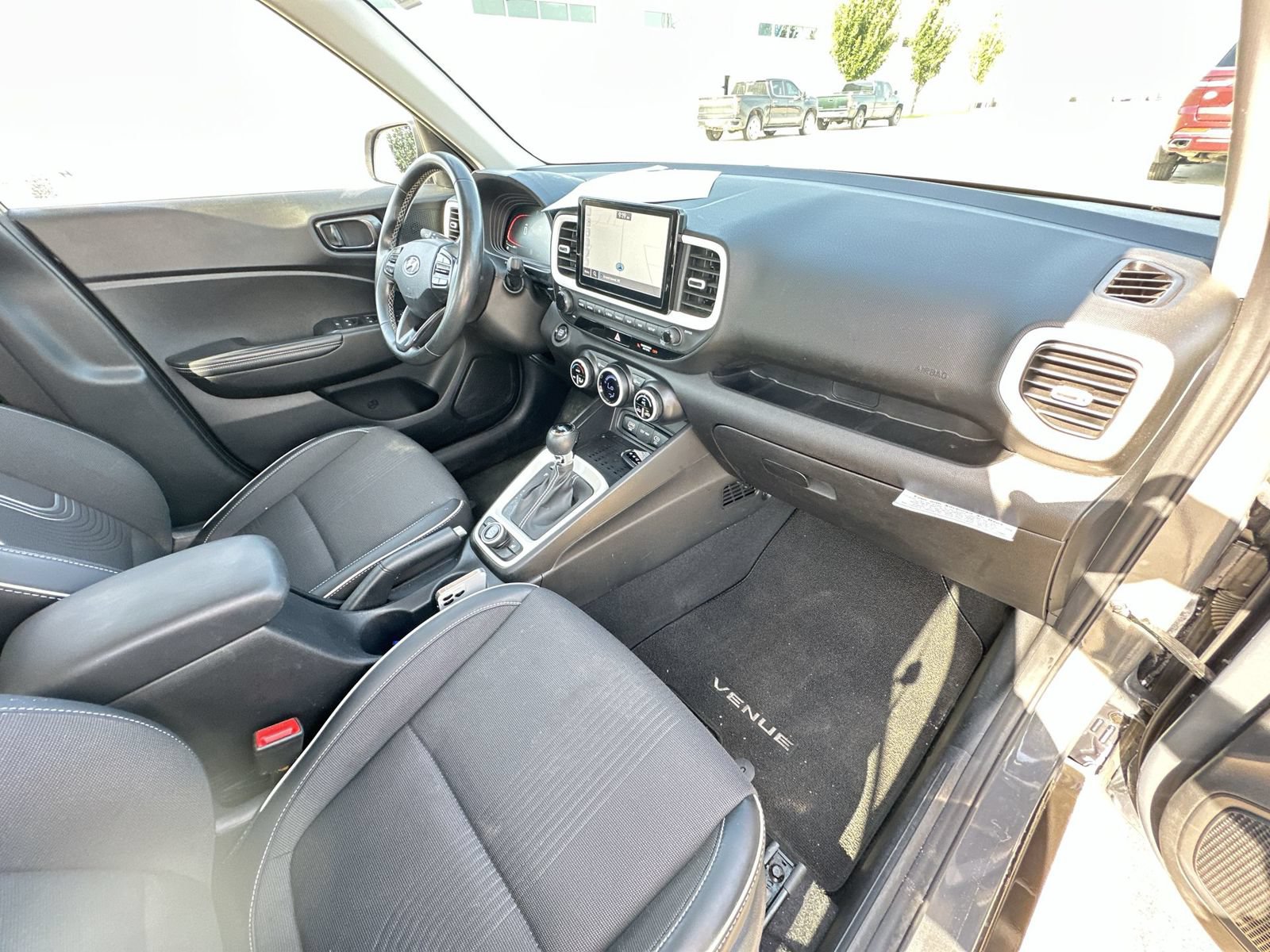 Used 2024 Hyundai Venue Limited FWD image 28