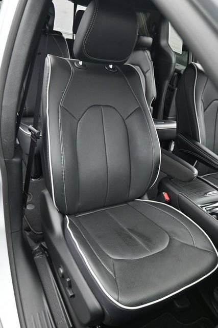 Used 2026 Chrysler Pacifica Limited FWD image 16