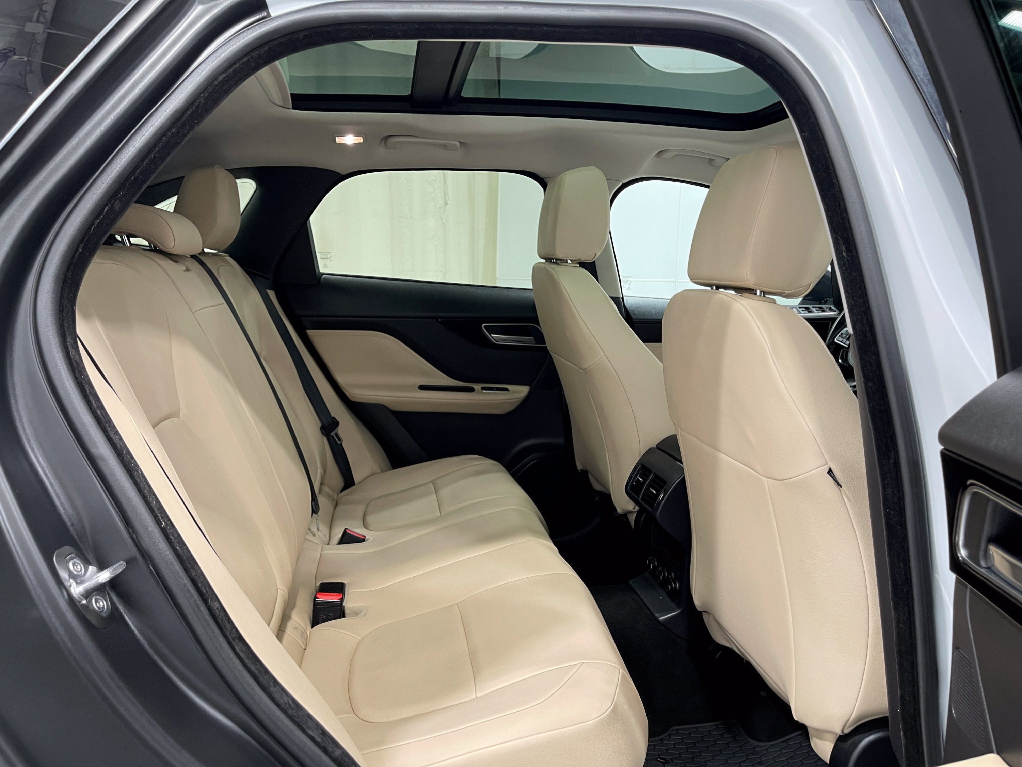 Used 2018 Jaguar F-PACE Premium AWD/4WD image 31