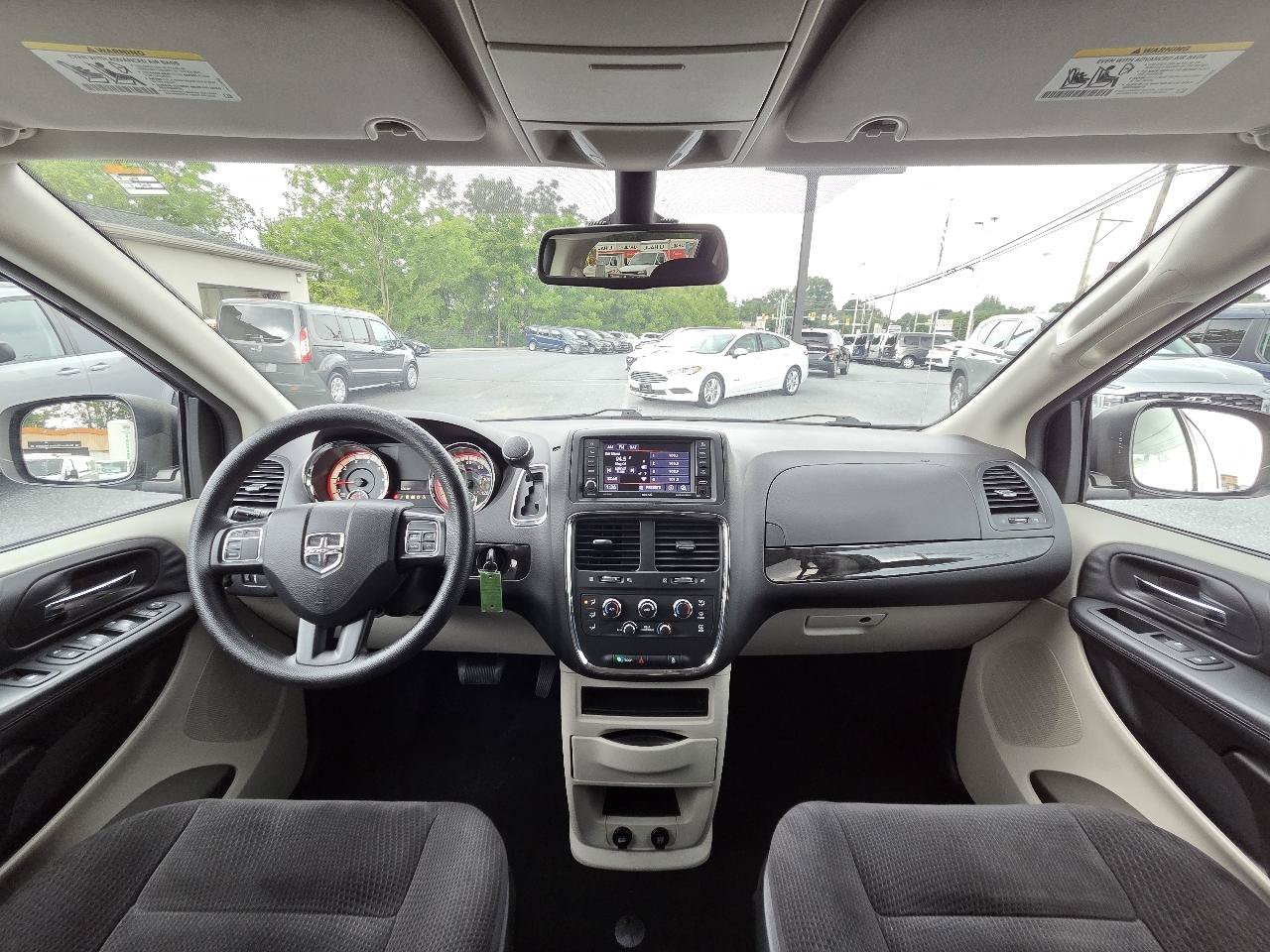 Used 2018 Dodge Grand Caravan SE w/ UConnect Hands-Free Group FWD image 2