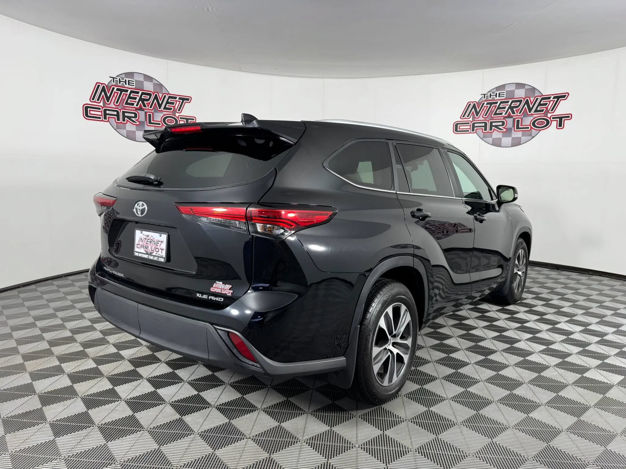 Used 2023 Toyota Highlander XLE AWD/4WD image 7