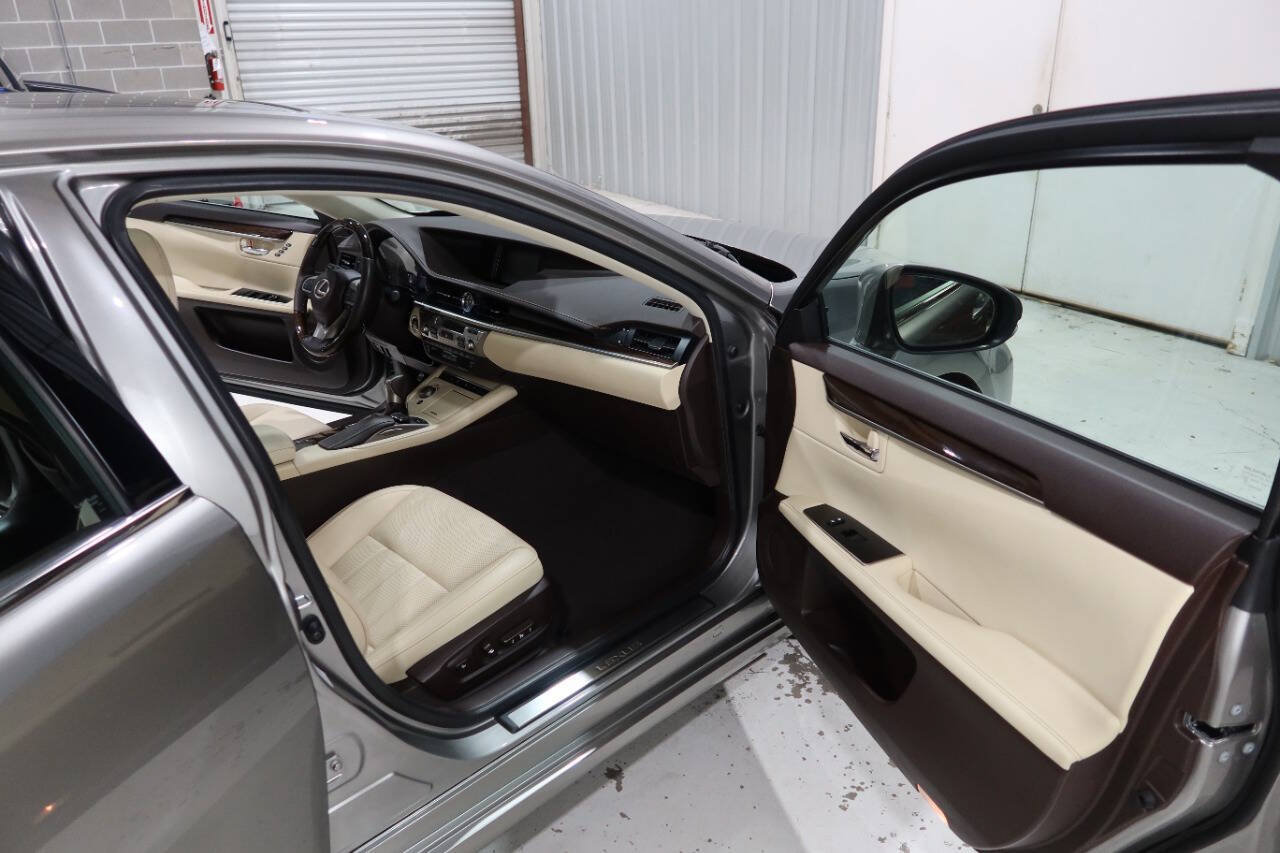 Used 2018 Lexus ES 350 w/ Luxury Package w/Wood Trim FWD image 12
