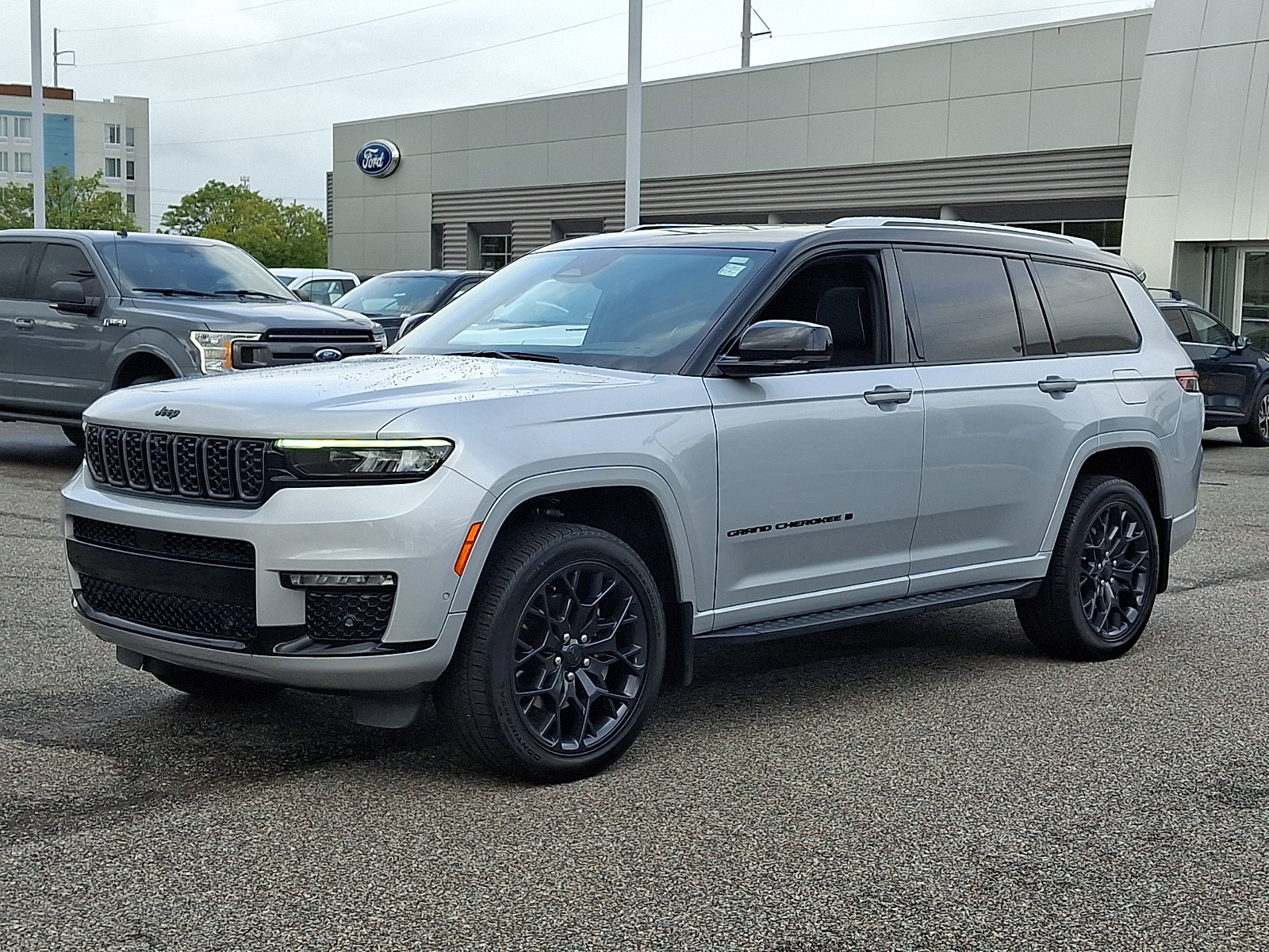 Used 2023 Jeep Grand Cherokee L Summit AWD/4WD image 5