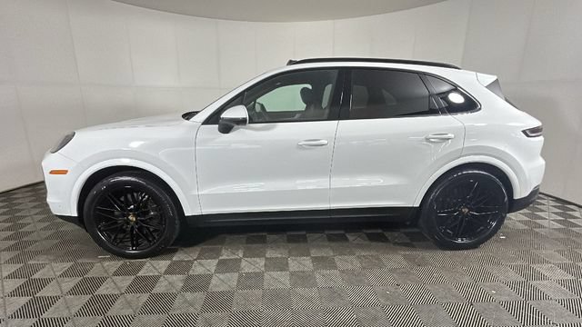 Used 2024 Porsche Cayenne AWD/4WD image 5