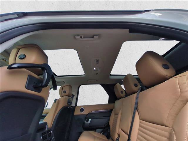 Used 2025 Land Rover Discovery Metropolitan Edition image 19