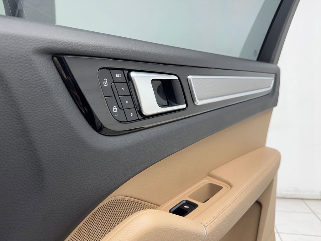 Used 2023 Porsche Cayenne Platinum Edition image 51