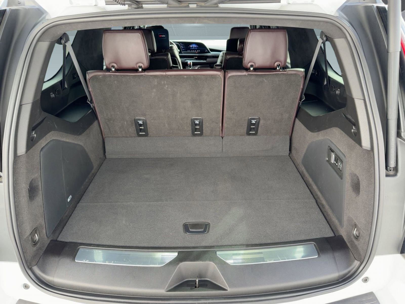 Certified 2024 Cadillac Escalade ESV Sport Platinum w/ LPO, ONYX Package image 35