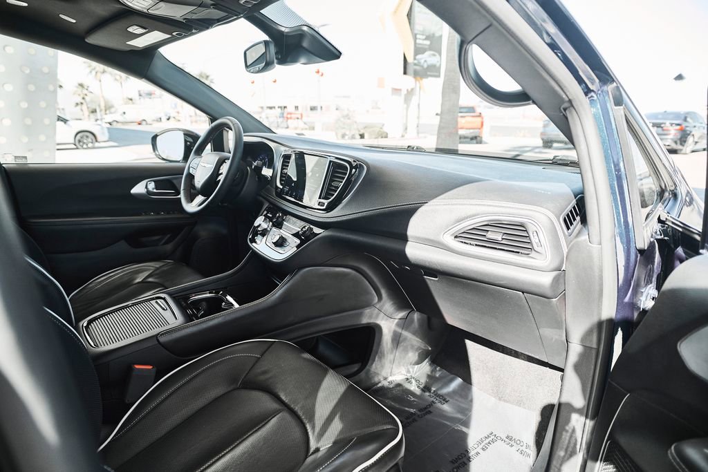 Used 2025 Chrysler Pacifica Limited FWD image 20