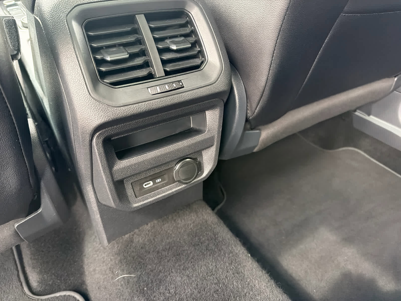Used 2023 Volkswagen Tiguan SE w/ Panoramic Sunroof Package AWD/4WD image 18