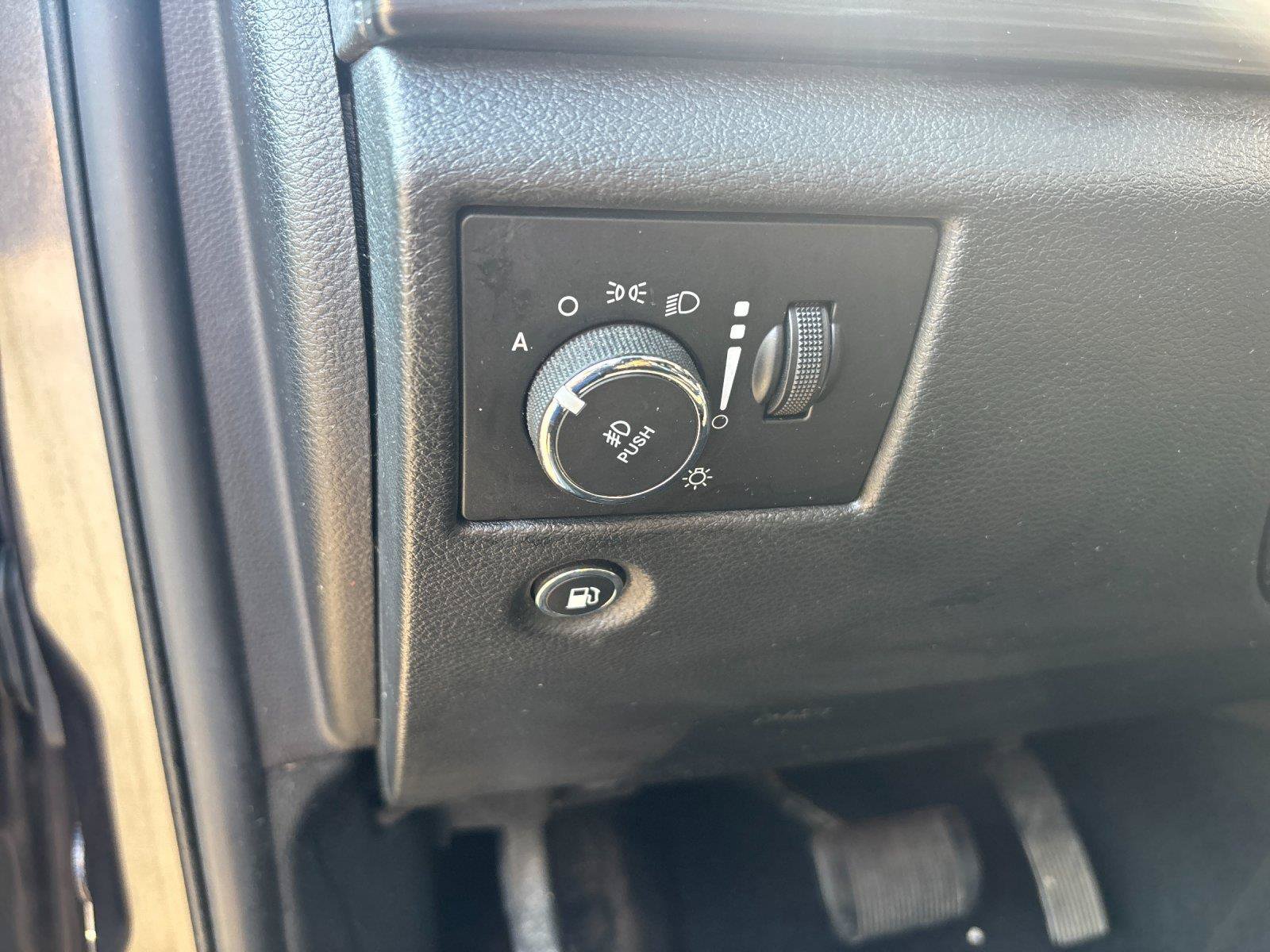 Used 2020 Jeep Grand Cherokee Altitude AWD/4WD image 17