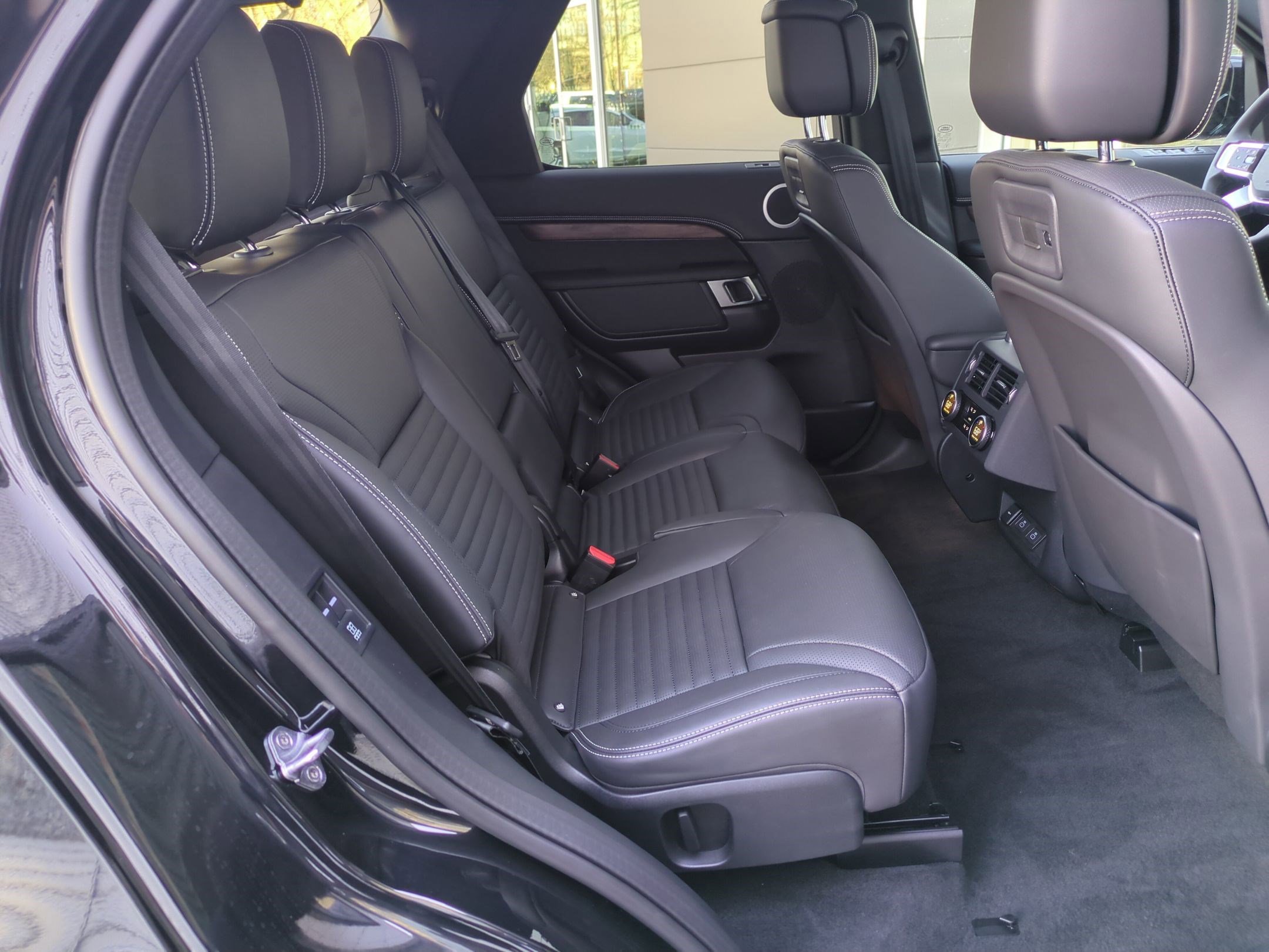 Used 2025 Land Rover Discovery Dynamic SE image 29