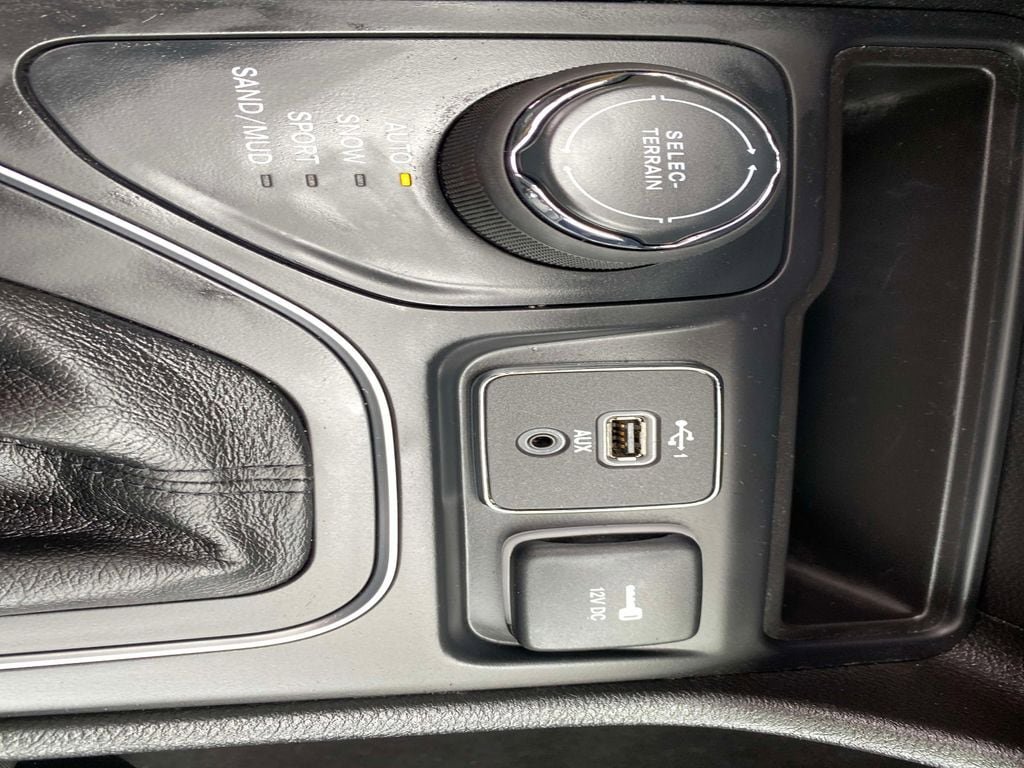 Used 2022 Jeep Cherokee Latitude Lux w/ Sun & Sound Group AWD/4WD image 17
