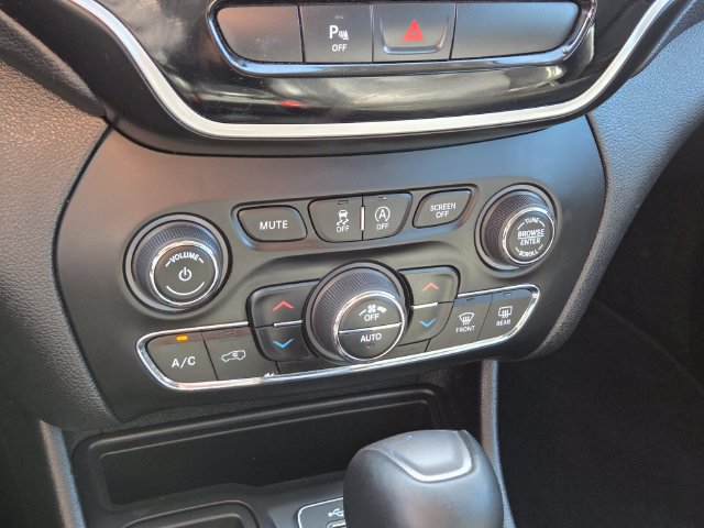 Used 2019 Jeep Cherokee Limited FWD image 28