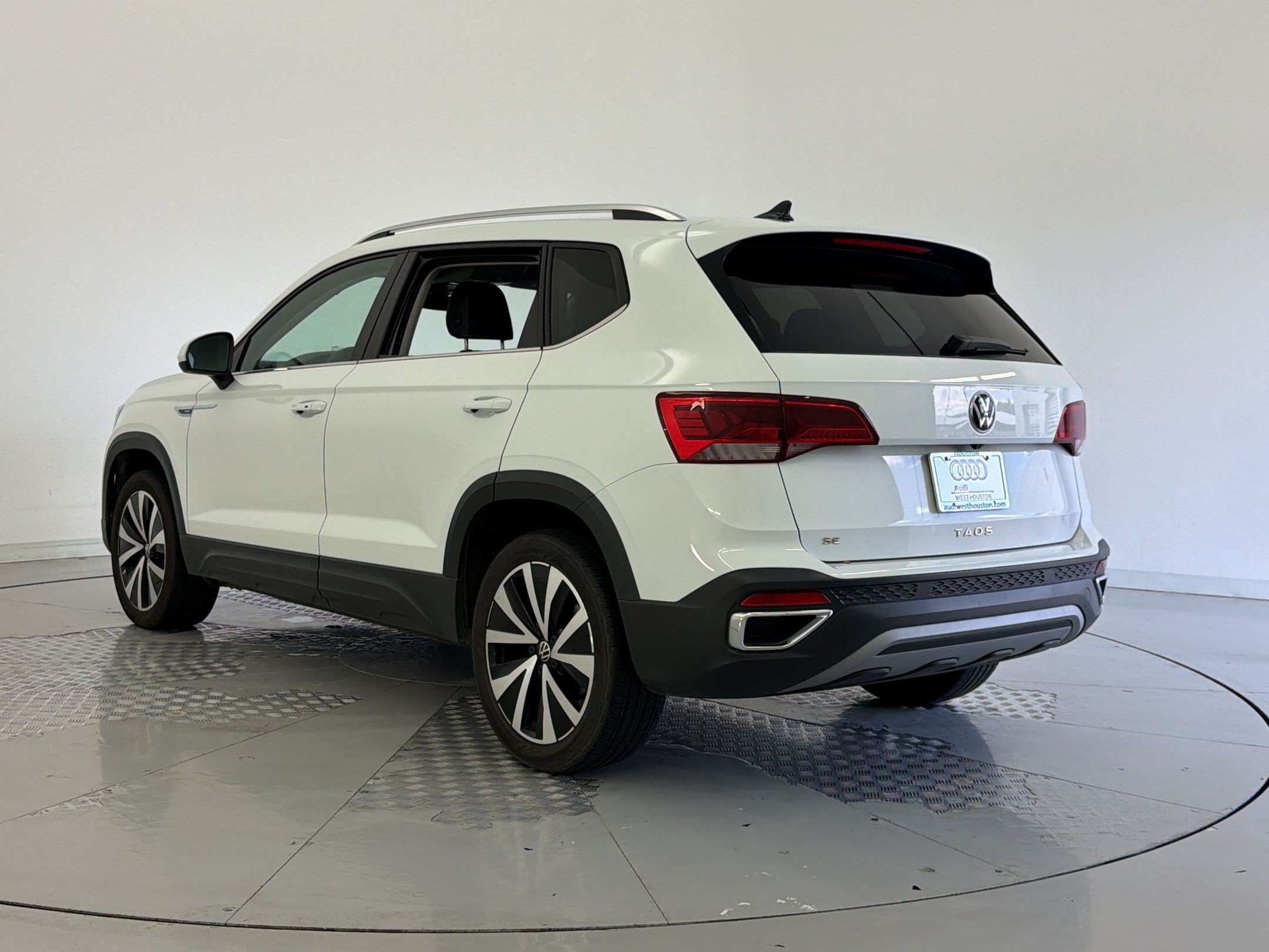 Used 2024 Volkswagen Taos SE FWD image 3