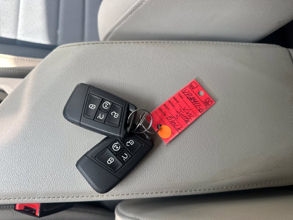 Used 2025 Volkswagen Jetta SE FWD image 44