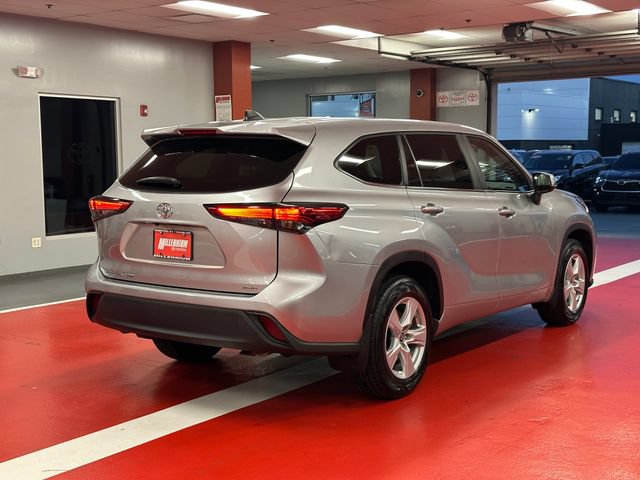 Used 2023 Toyota Highlander L AWD/4WD image 4
