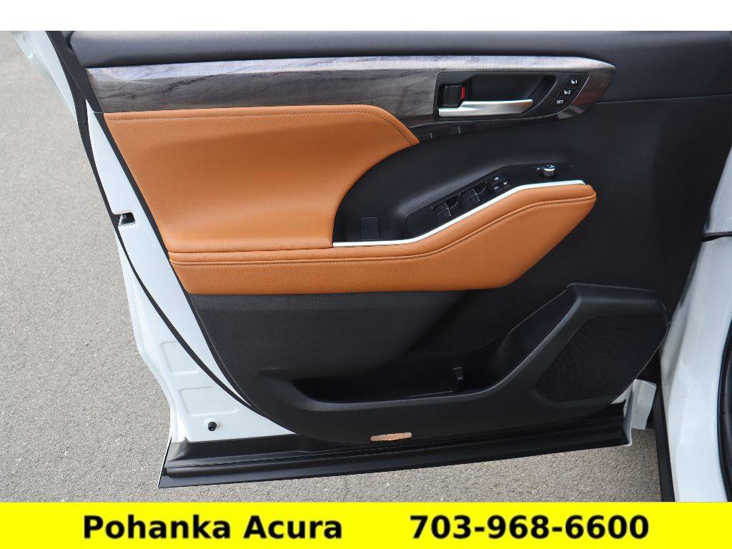 Used 2025 Toyota Highlander Platinum AWD/4WD image 29