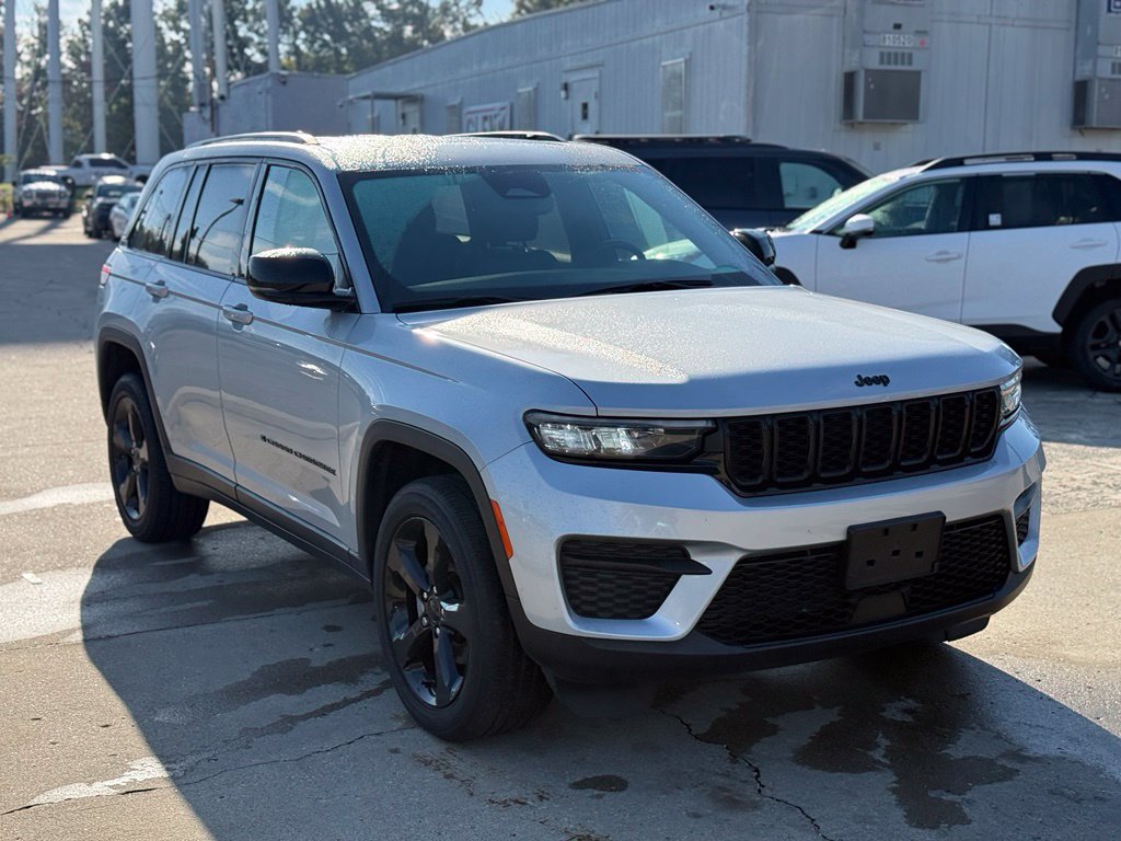Used 2023 Jeep Grand Cherokee Altitude AWD/4WD image 4