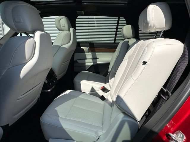 Used 2026 Cadillac Vistiq Luxury w/ LPO, Floor Liner Package AWD/4WD image 30
