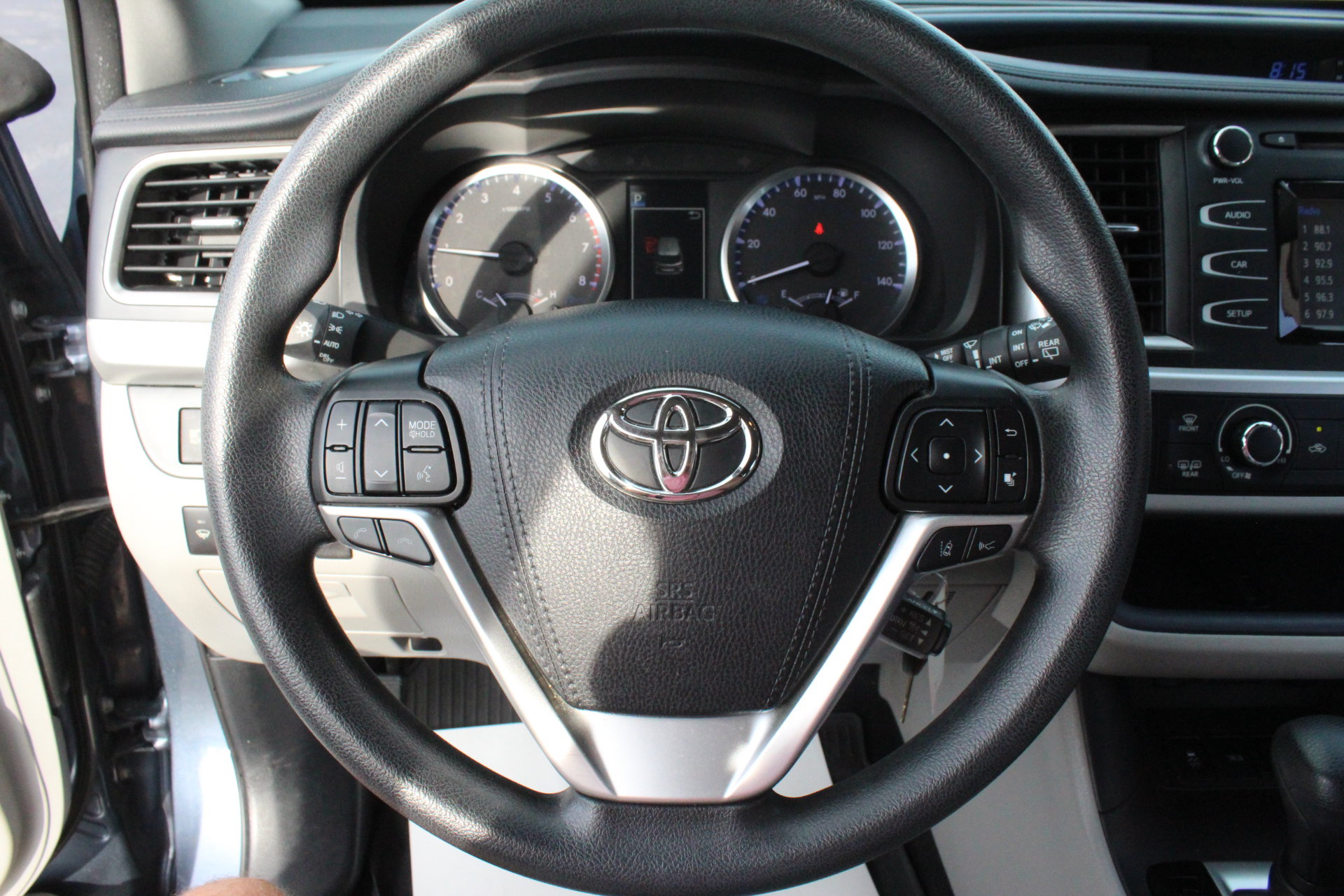 Used 2019 Toyota Highlander LE FWD image 14