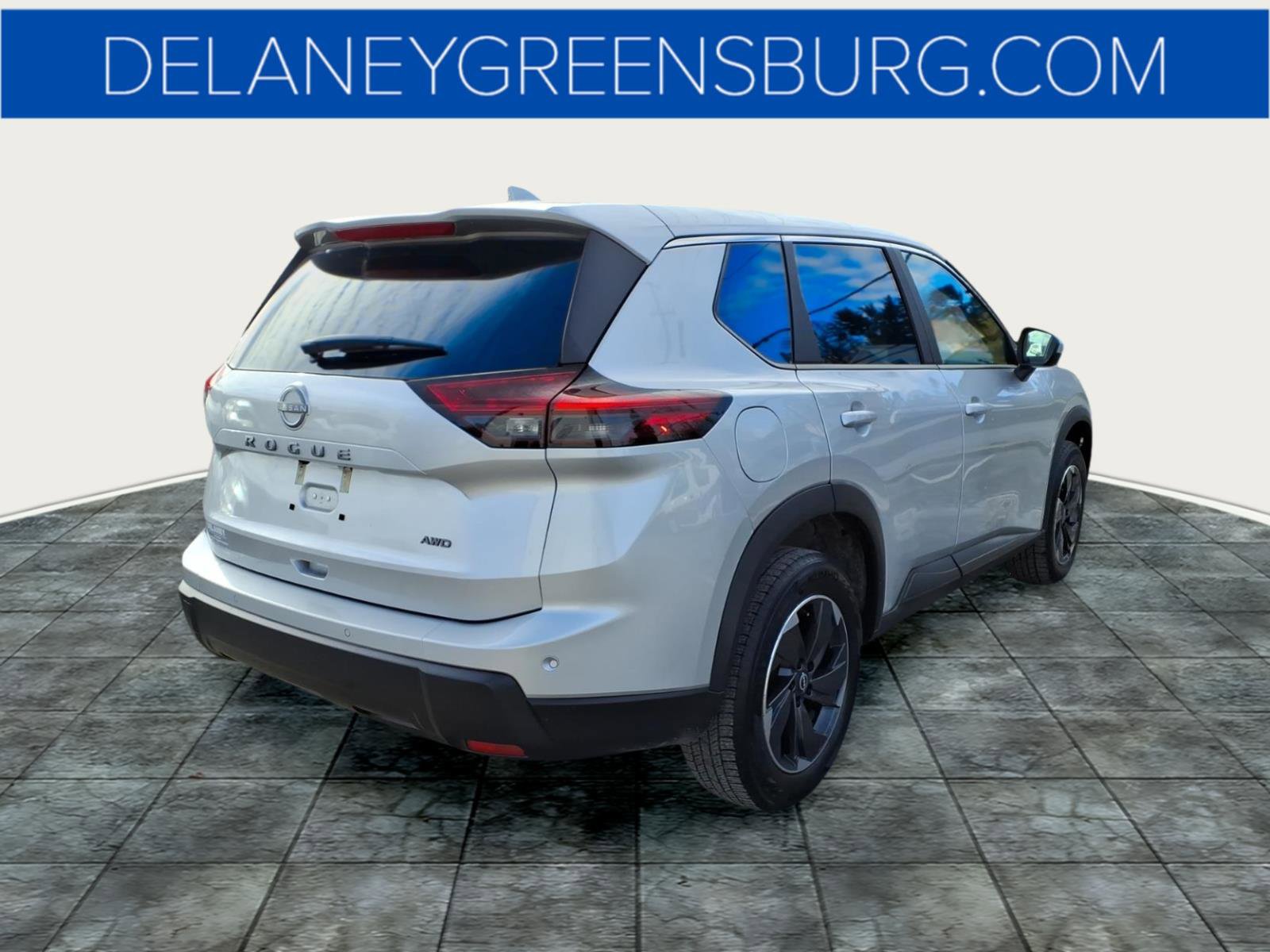 Used 2025 Nissan Rogue SV image 3
