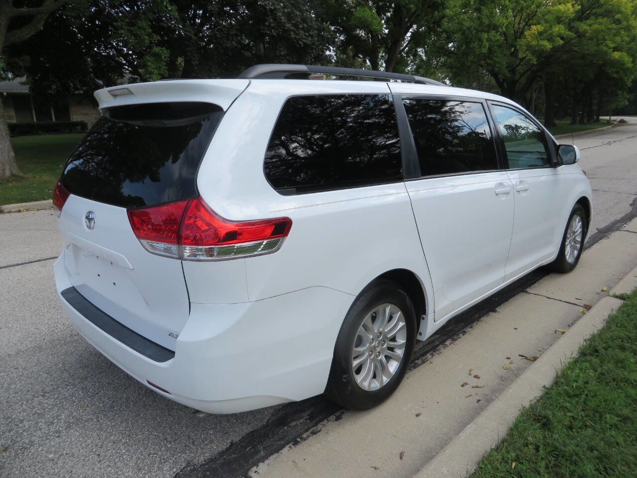 Used 2011 Toyota Sienna XLE image 5