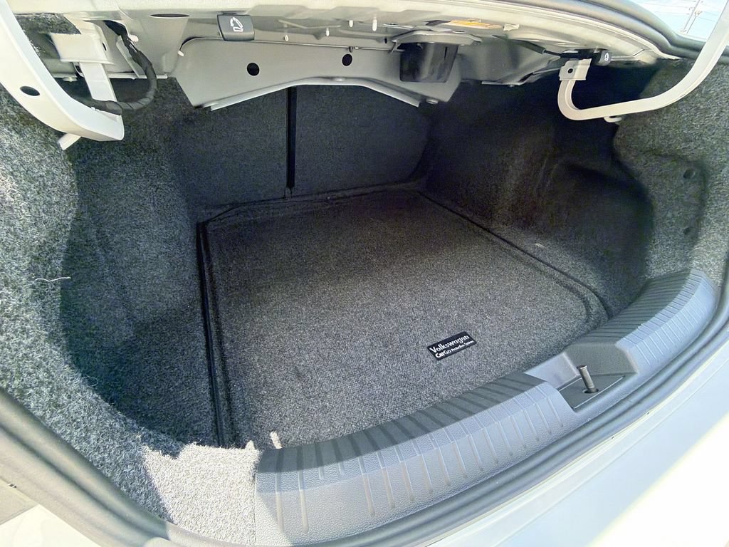 Used 2025 Volkswagen Jetta SEL FWD image 33