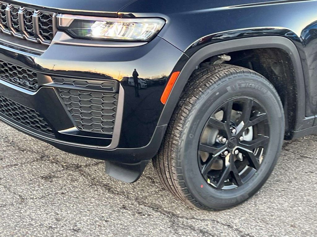 New 2026 Jeep Grand Cherokee Laredo image 4