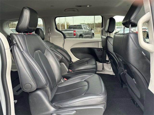 Used 2024 Chrysler Pacifica Select image 11