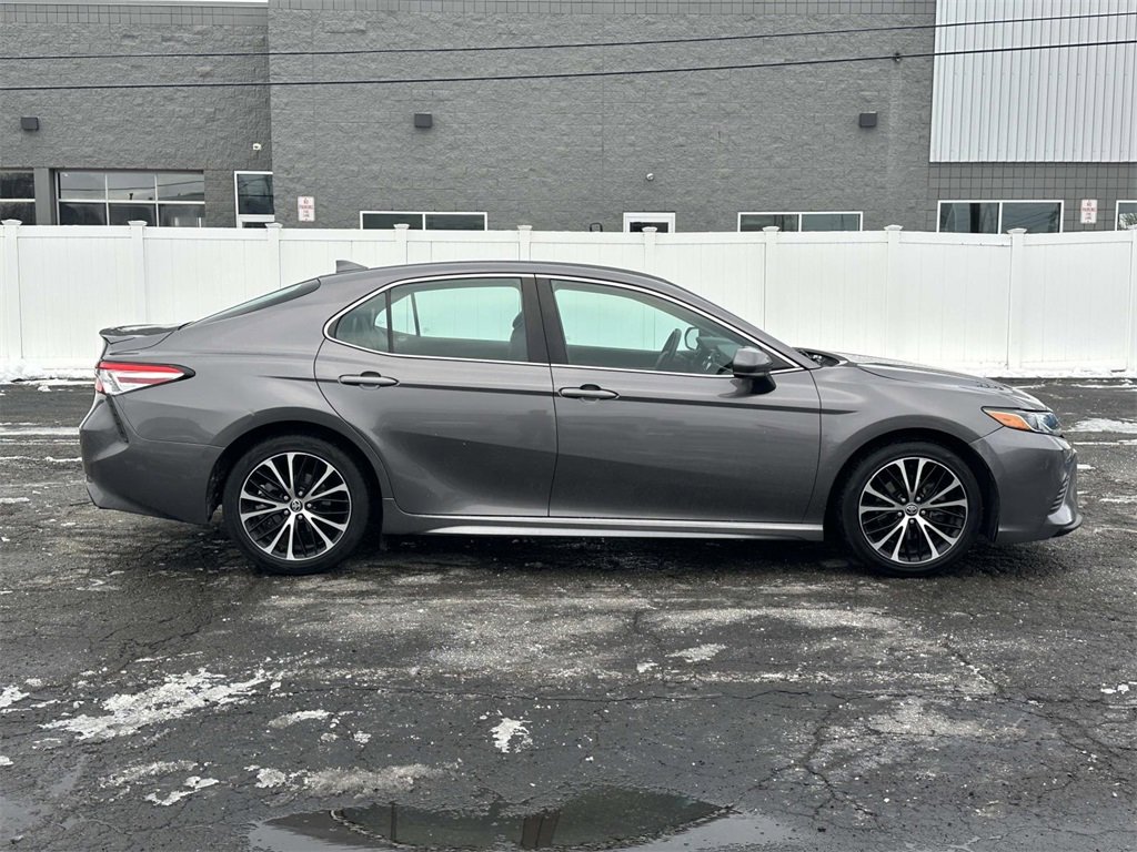 Used 2020 Toyota Camry SE image 2