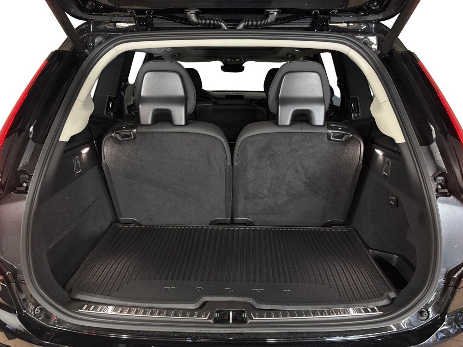 New 2026 Volvo XC90 B5 Plus w/ Protection Package AWD/4WD image 18