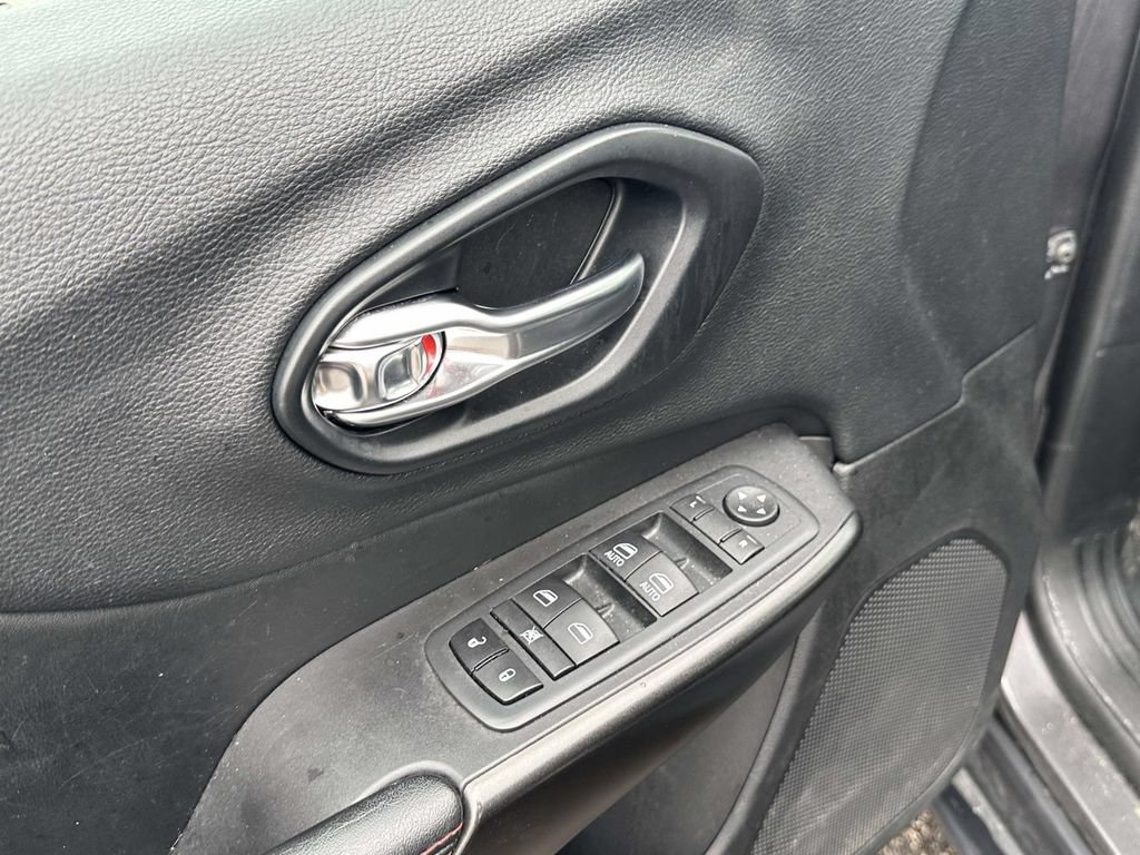 Used 2020 Jeep Cherokee Trailhawk w/ Cold Weather Group AWD/4WD image 17