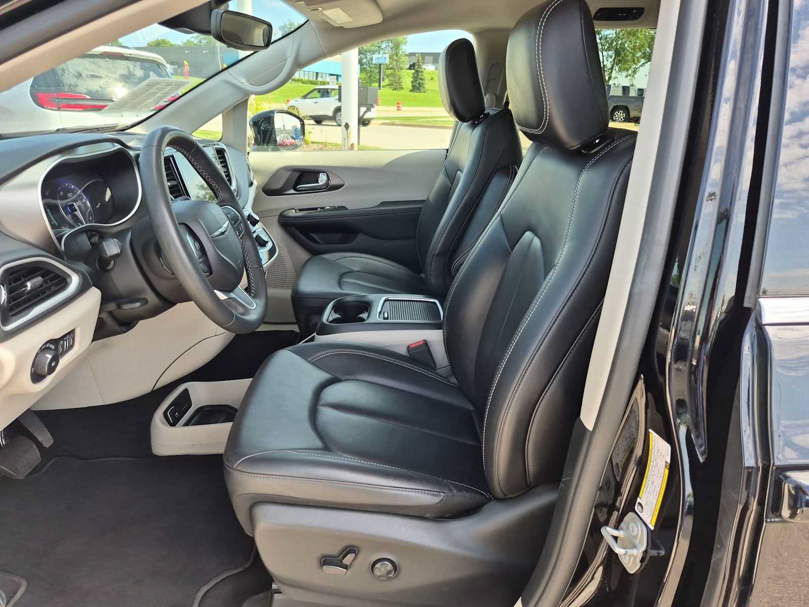 Used 2024 Chrysler Pacifica Touring-L FWD image 16