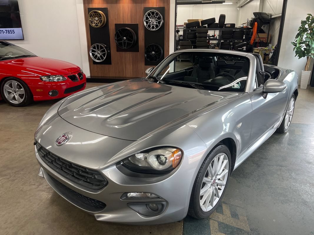 Used 2017 FIAT 124 Spider Lusso RWD image 4