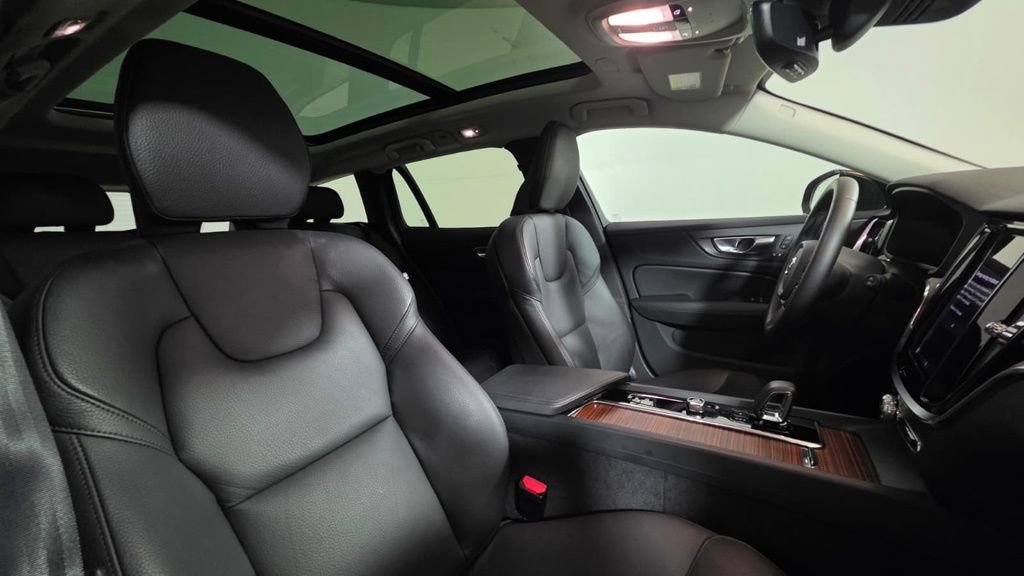 Used 2025 Volvo V60 B5 Cross Country Plus image 12