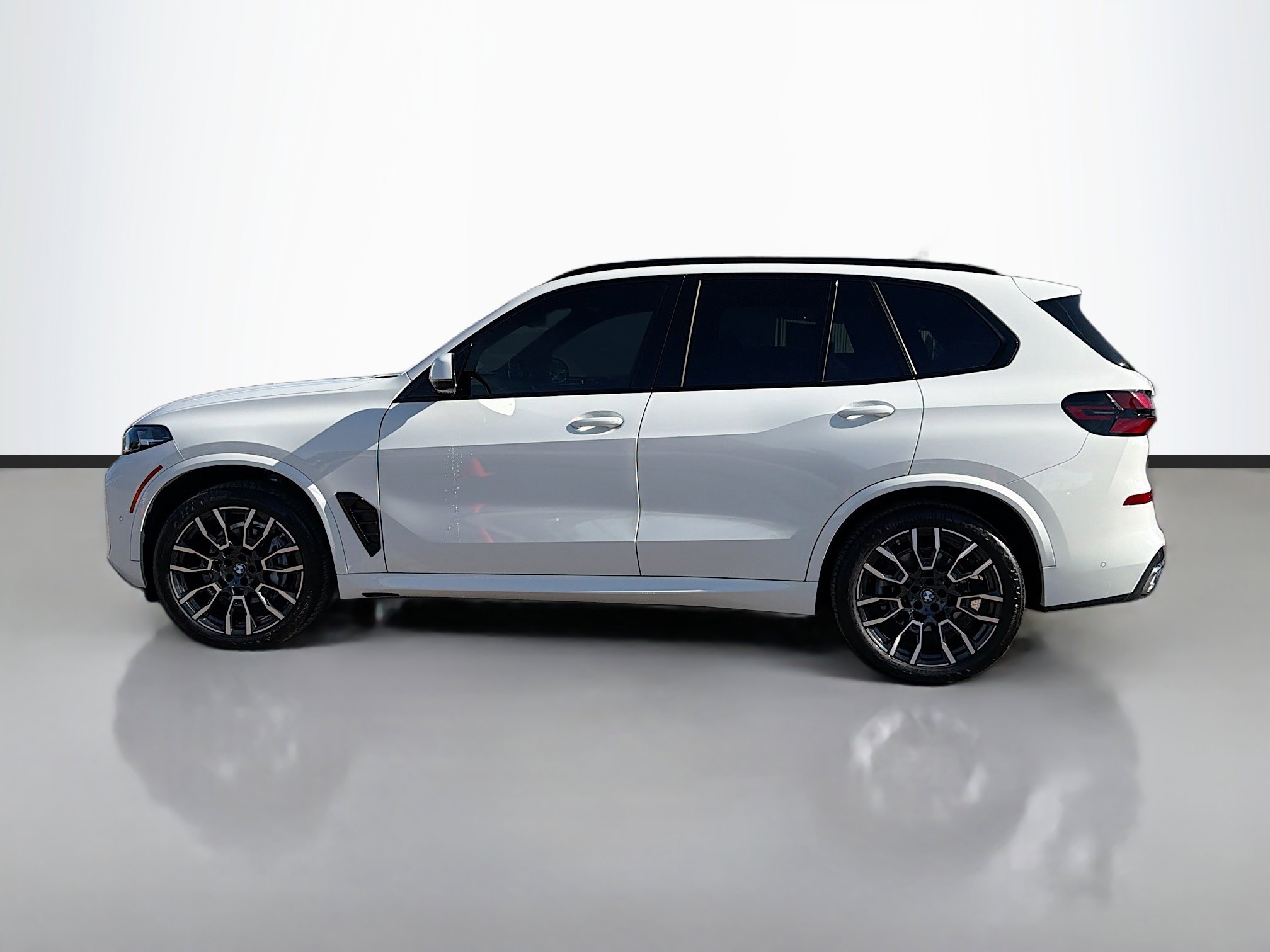 Used 2024 BMW X5 sDrive40i w/ M Sport Package image 2