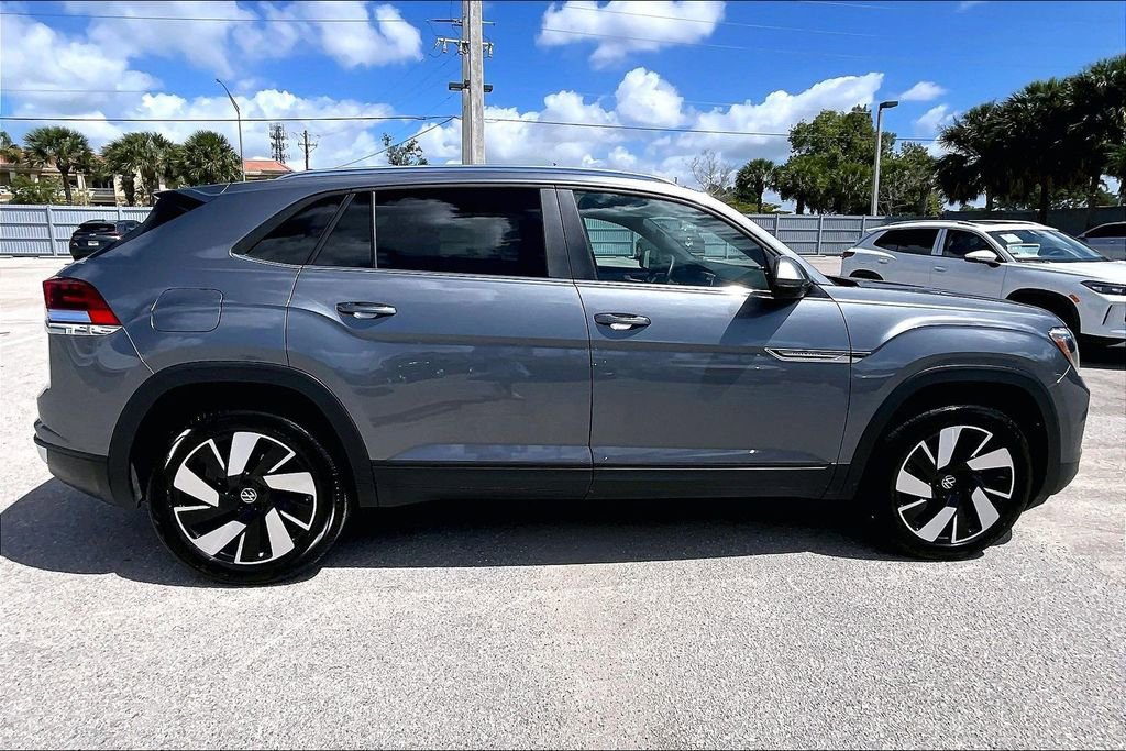 Certified 2025 Volkswagen Atlas Cross Sport SE FWD image 4
