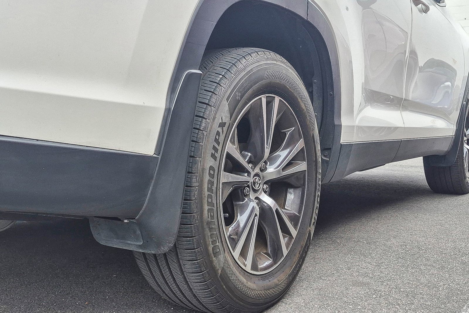 Used 2019 Toyota Highlander LE w/ Carpet Mat Package (TMS) image 14