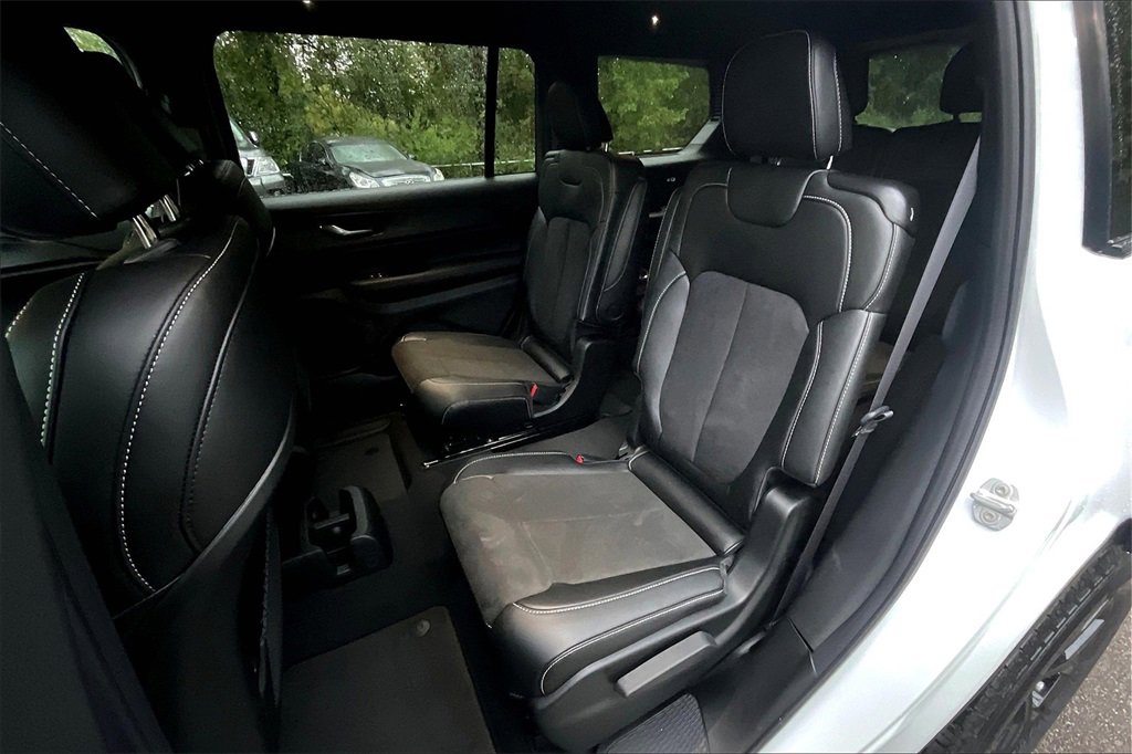 New 2025 Jeep Grand Cherokee L Altitude image 10
