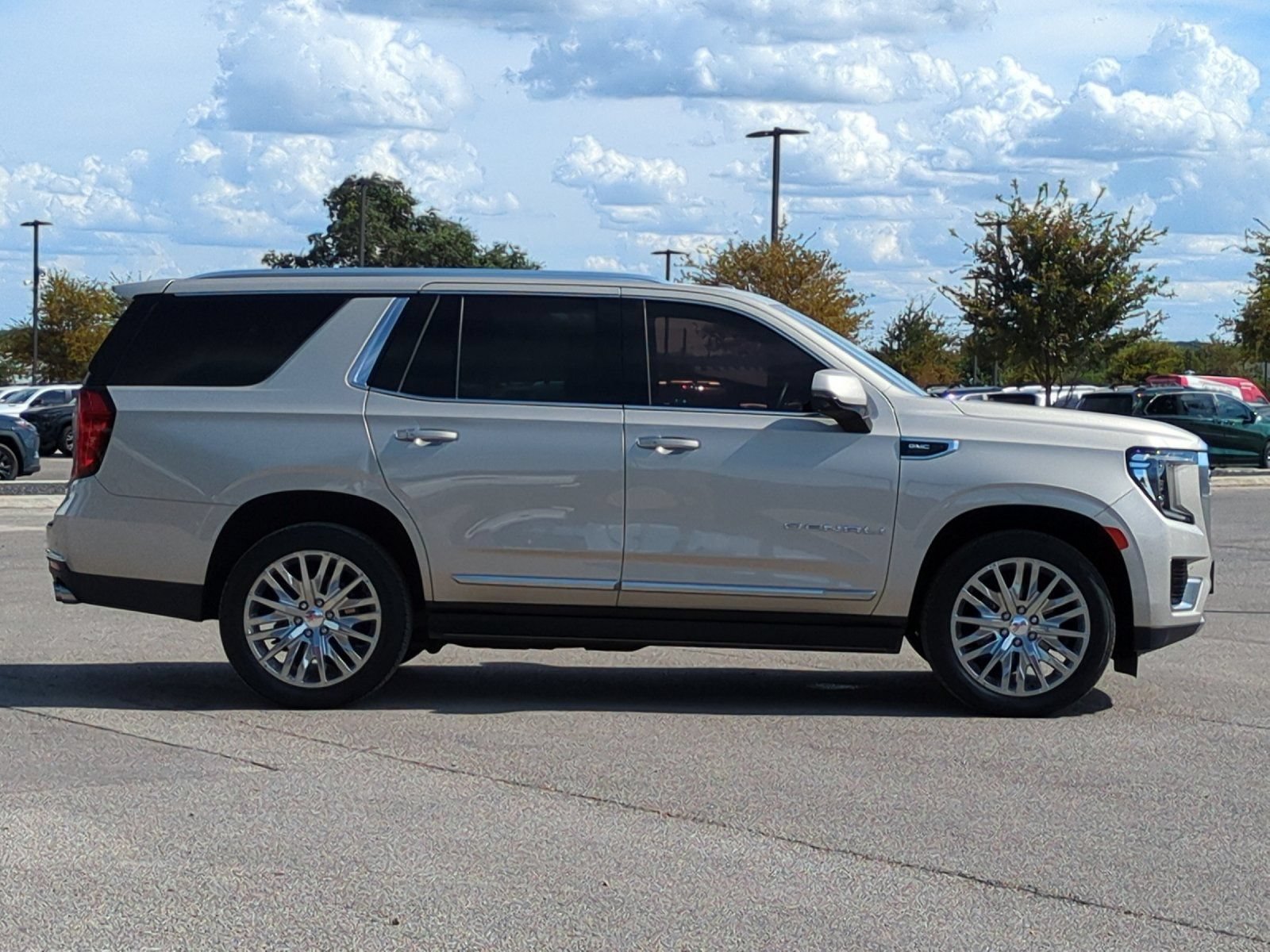 Used 2023 GMC Yukon Denali AWD/4WD image 3